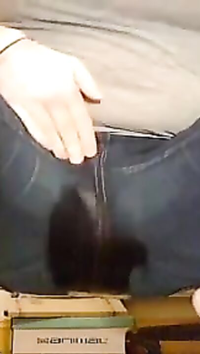 Girl soaks her jeans and masturbates